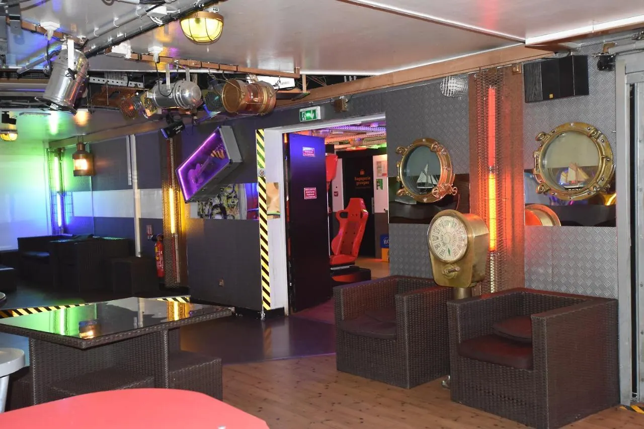 Хостел Auberge De Jeunesse Hi Paris Le D'Artagnan
